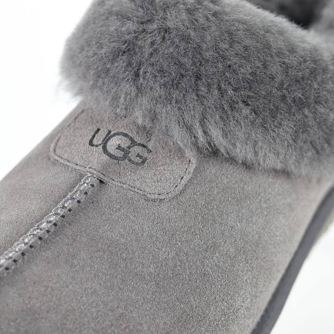 Pick up locally 💰520 Core recommendation with good price It is a very suitable choice for home use. In recent years, uug has launched a series of styles, which are partially geared towards the preferences of young consumers and have also moved to the forefront of fashion trends. Shoe body material: water-repellent coated suede upper, 17 mm UGGPURE™ implantable wool insole, lightweight non-slip and comfortable rubber outsole, with brand LOGO and trademark, with full packaging Size: 35 36 37 38 39 40